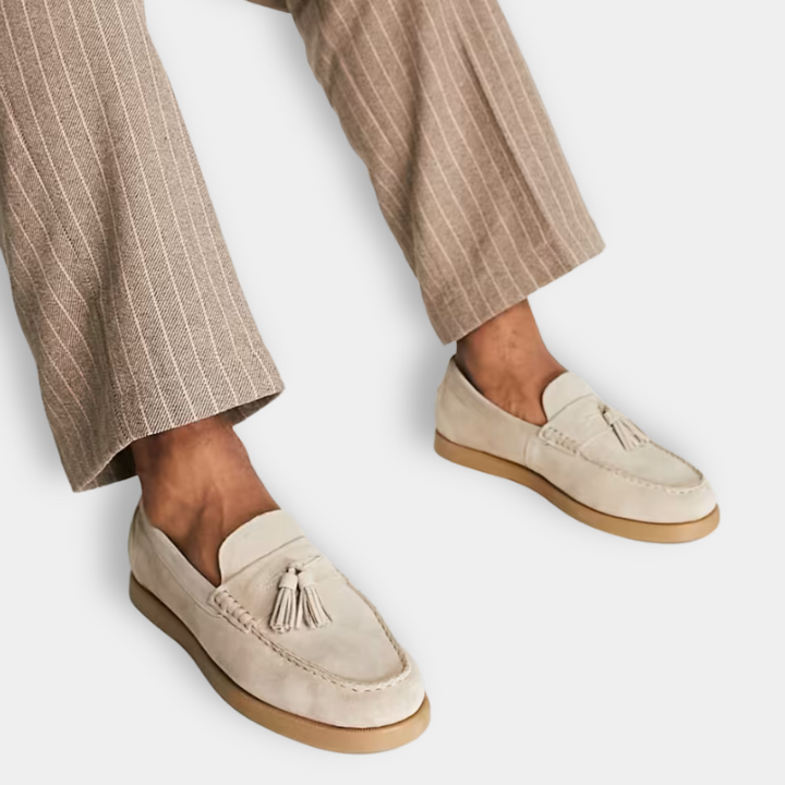 "Mocassins hommes élégants avec pampilles, cuir lisse marron, design épuré pour un style sophistiqué et confortable."