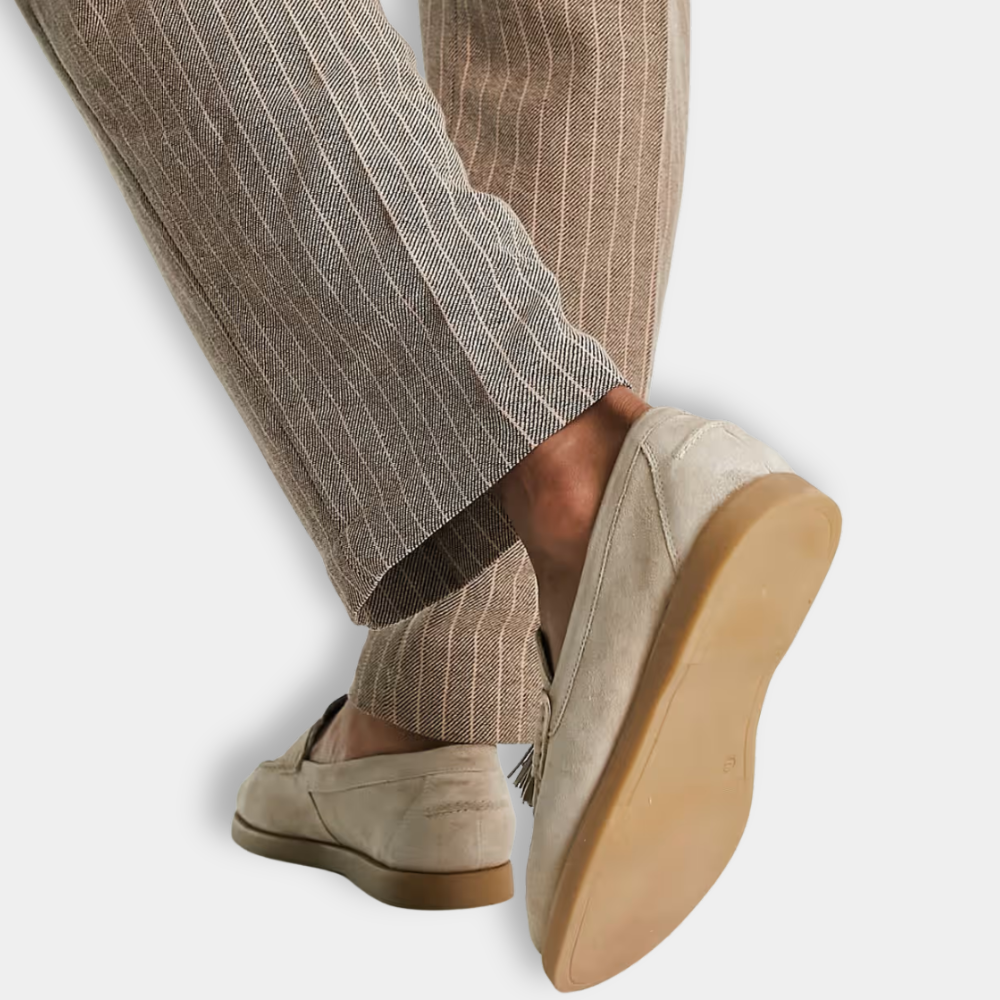 "Mocassins hommes élégants avec pampilles, cuir lisse marron, design épuré pour un style sophistiqué et confortable."