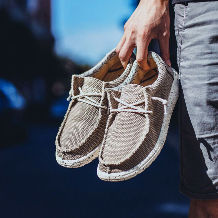 "Mocassins hommes en toile respirante, semelle souple et légère, look décontracté et intemporel, couleur élégante."