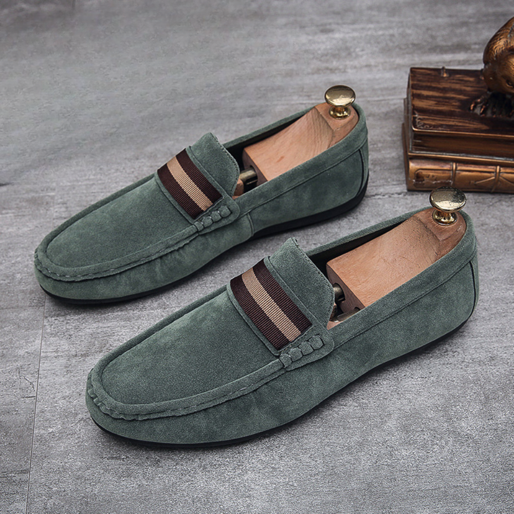 "Mocassins masculins khaki, slip-on élégants, cuir lisse, semelle confort, style moderne et polyvalent pour toutes occasions.