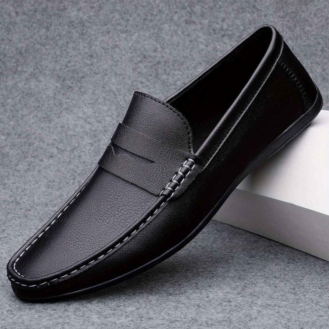 "Mocassins Mathis homme confortables, élégants, noirs et blancs, design sans lacets, pour une tenue formelle ou décontractée.
