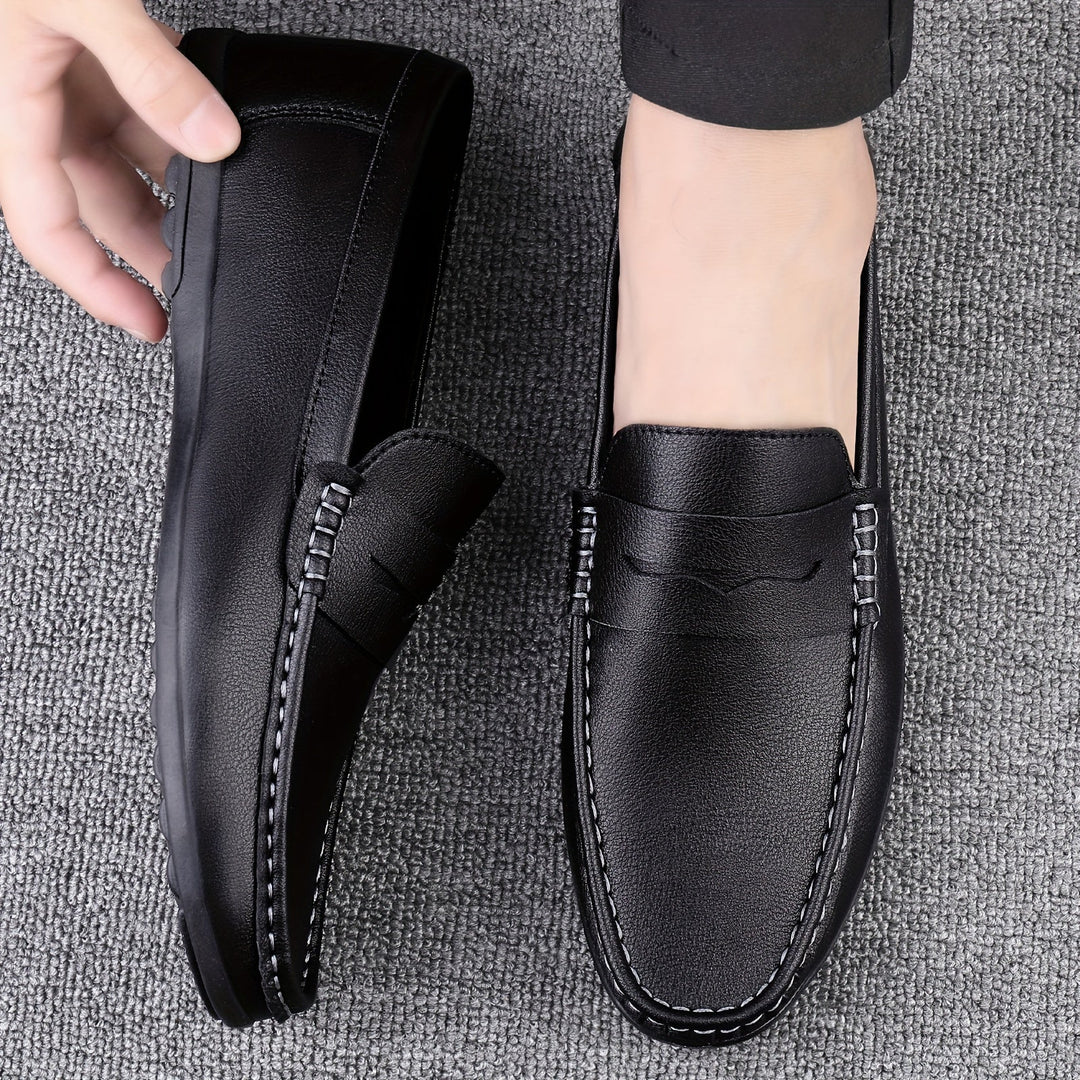 "Mocassins Mathis homme confortables, élégants, noirs et blancs, design sans lacets, pour une tenue formelle ou décontractée.