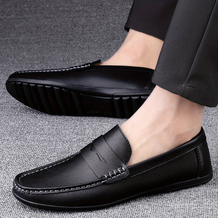 "Mocassins Mathis homme confortables, élégants, noirs et blancs, design sans lacets, pour une tenue formelle ou décontractée.