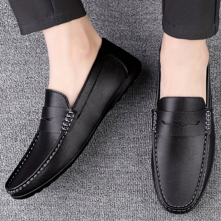 "Mocassins Mathis homme confortables, élégants, noirs et blancs, design sans lacets, pour une tenue formelle ou décontractée.