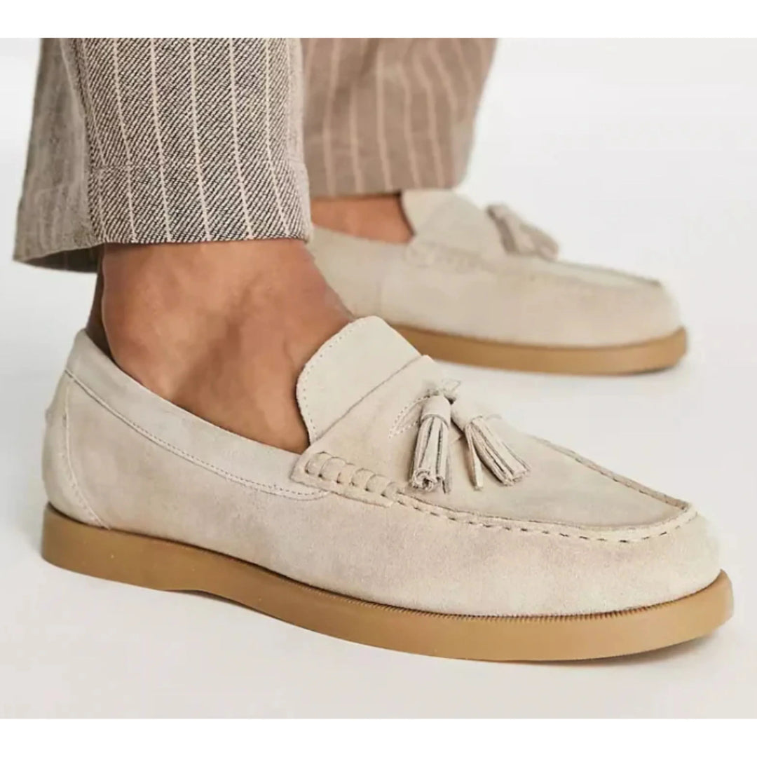 "Mocassins orthopédiques hommes, design moderne sans lacets, confort ergonomique, adaptés aux tenues décontractées."