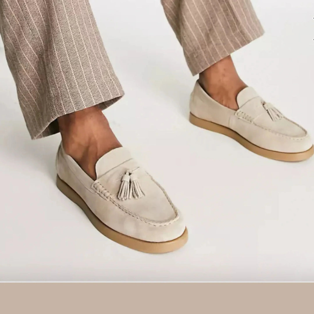 "Mocassins orthopédiques hommes, design moderne sans lacets, confort ergonomique, adaptés aux tenues décontractées."
