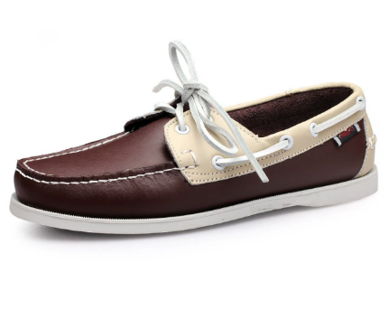 "Mocassins rétro élégants pour hommes, design vintage brun, confort moderne, convenant à toutes les occasions."