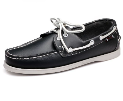 "Mocassins rétro élégants pour hommes, design vintage brun, confort moderne, convenant à toutes les occasions."
