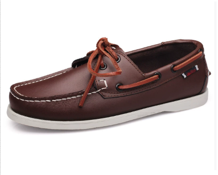 "Mocassins rétro élégants pour hommes, design vintage brun, confort moderne, convenant à toutes les occasions."