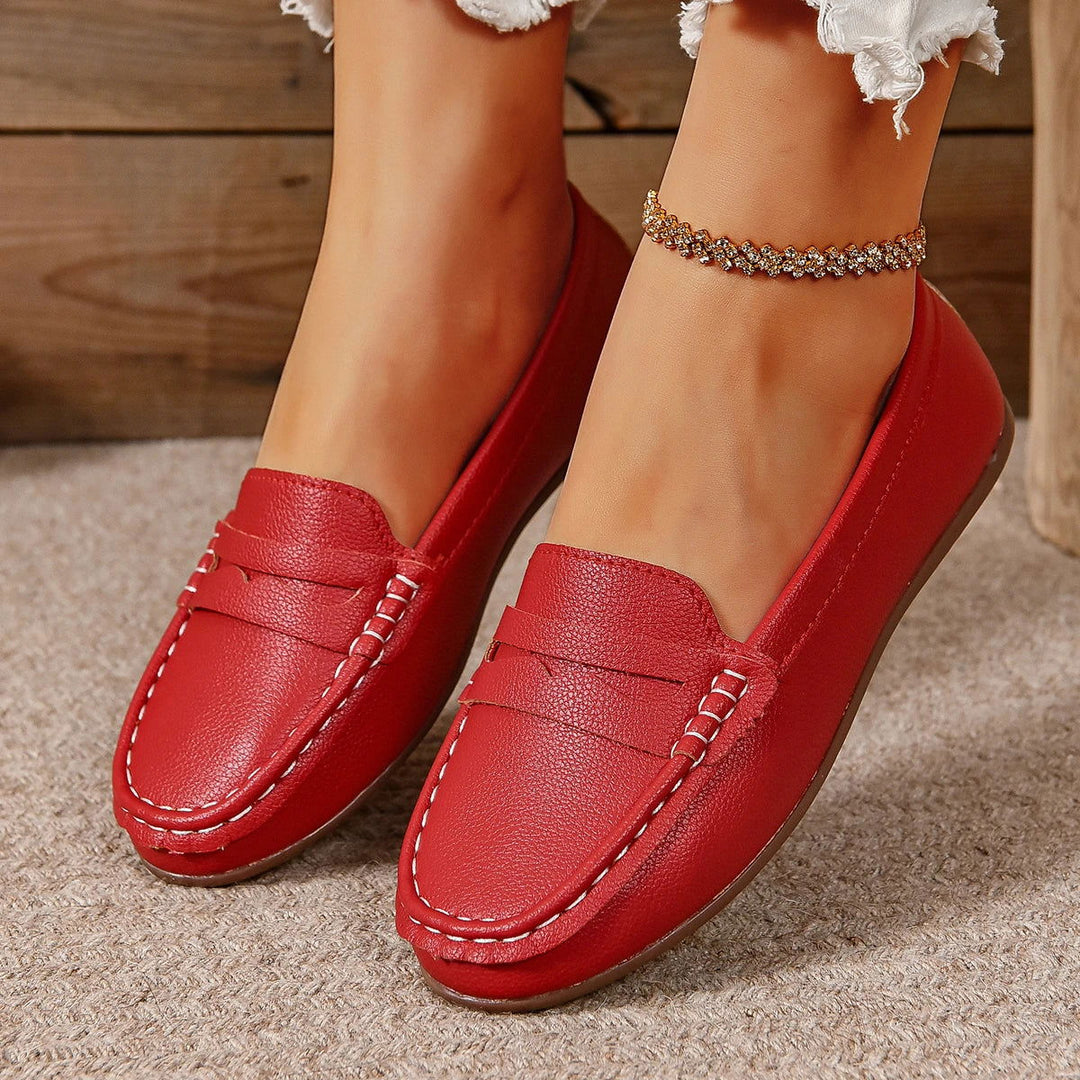 "Mocassins rouges en simili cuir texturé pour femme, élégants et confortables, avec semelle antidérapante."