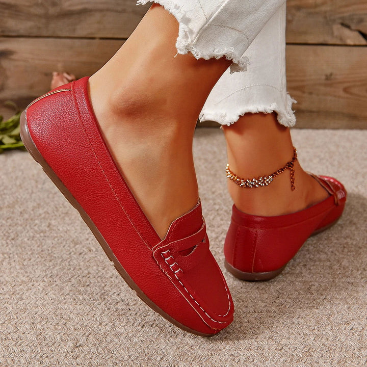 "Mocassins rouges en simili cuir texturé pour femme, élégants et confortables, avec semelle antidérapante."