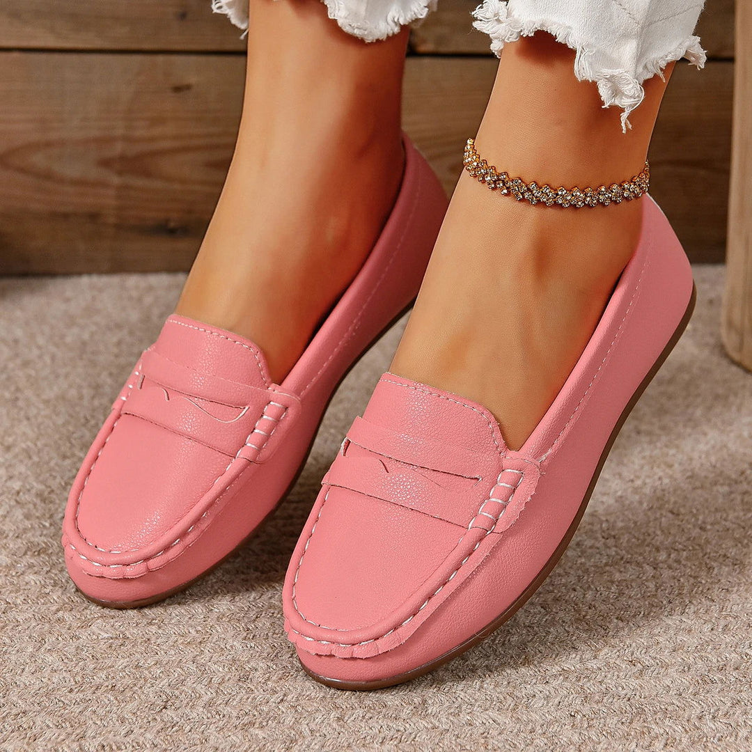 "Mocassins rouges en simili cuir texturé pour femme, élégants et confortables, avec semelle antidérapante."