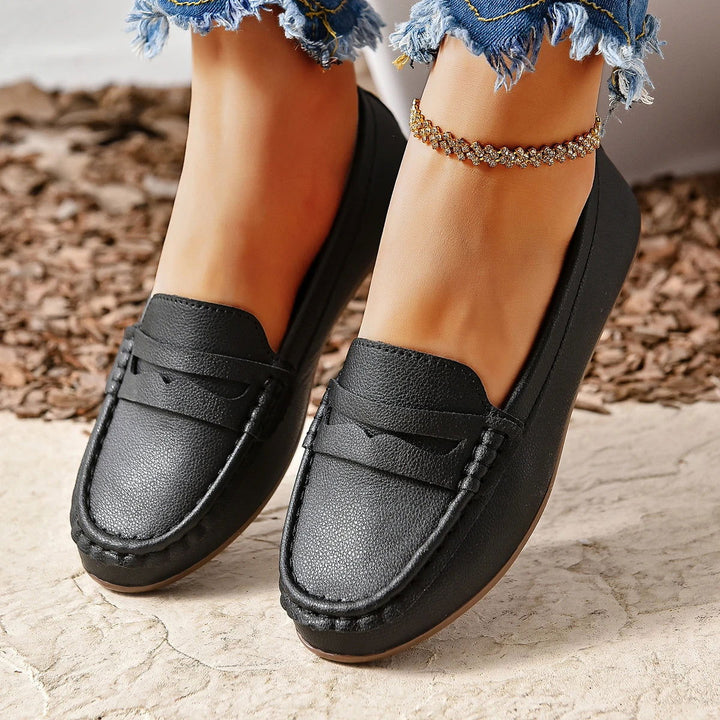 "Mocassins rouges en simili cuir texturé pour femme, élégants et confortables, avec semelle antidérapante."