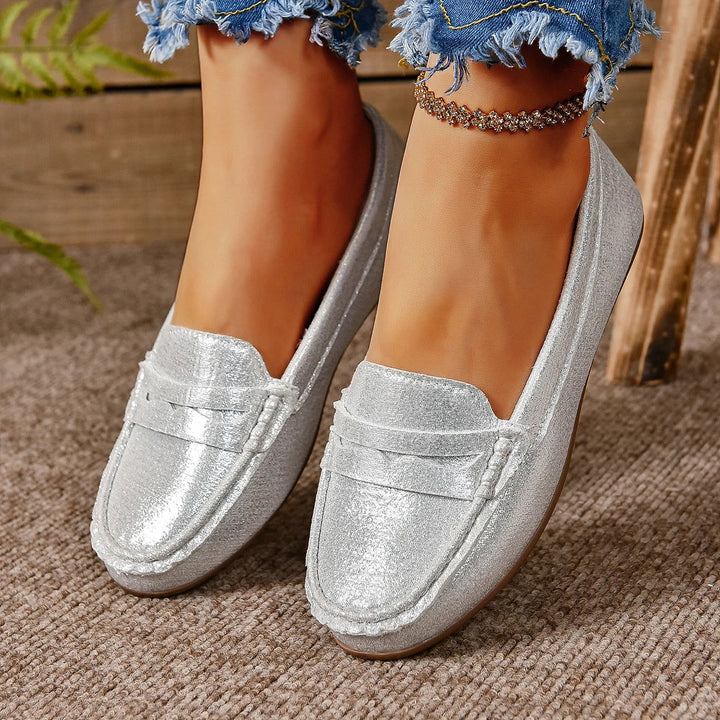"Mocassins rouges en simili cuir texturé pour femme, élégants et confortables, avec semelle antidérapante."