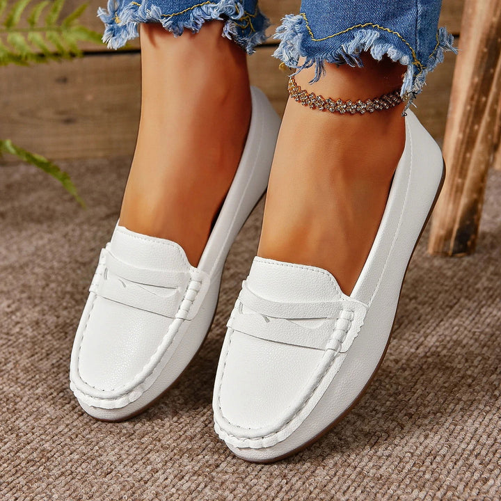 "Mocassins rouges en simili cuir texturé pour femme, élégants et confortables, avec semelle antidérapante."