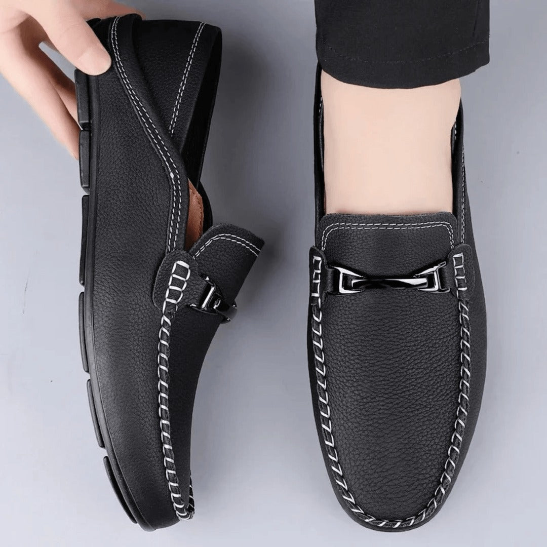 "Mocassins souples en cuir véritable homme, montrant texture douce et design élégant avec semelle antidérapante."
