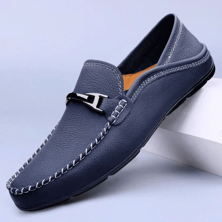"Mocassins souples en cuir véritable homme, montrant texture douce et design élégant avec semelle antidérapante."
