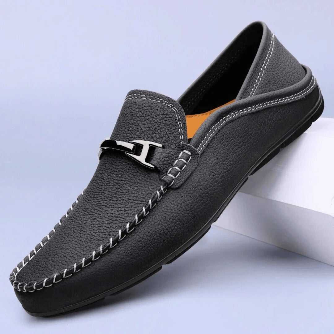 "Mocassins souples en cuir véritable homme, montrant texture douce et design élégant avec semelle antidérapante."