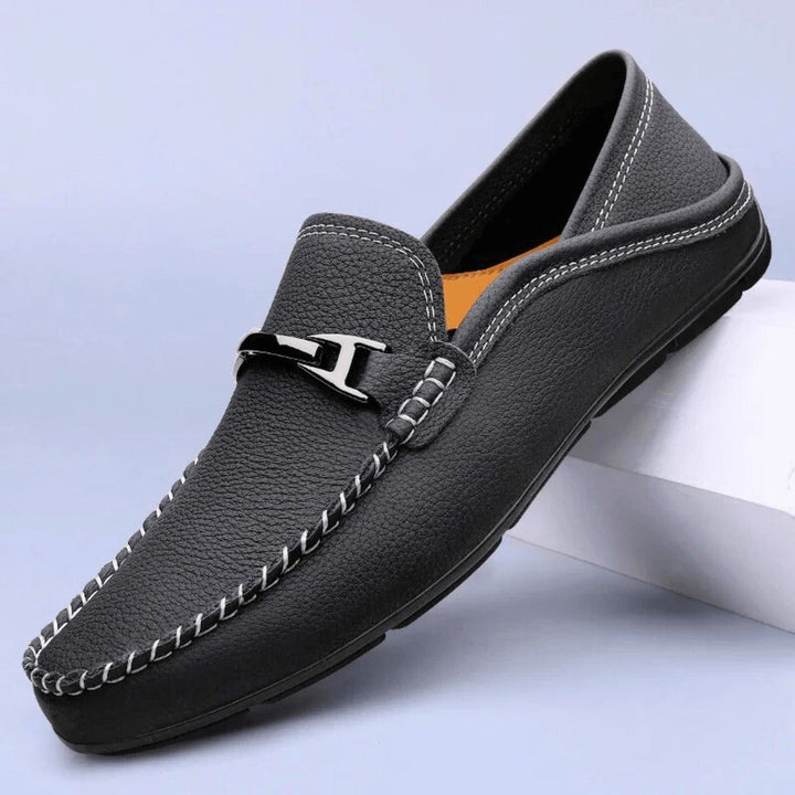 "Mocassins souples en cuir véritable homme, montrant texture douce et design élégant avec semelle antidérapante."