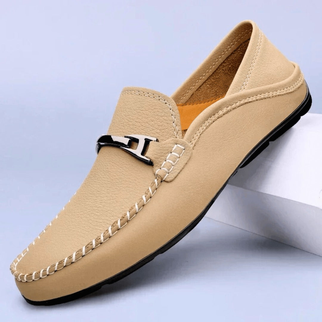 "Mocassins souples en cuir véritable homme, montrant texture douce et design élégant avec semelle antidérapante."