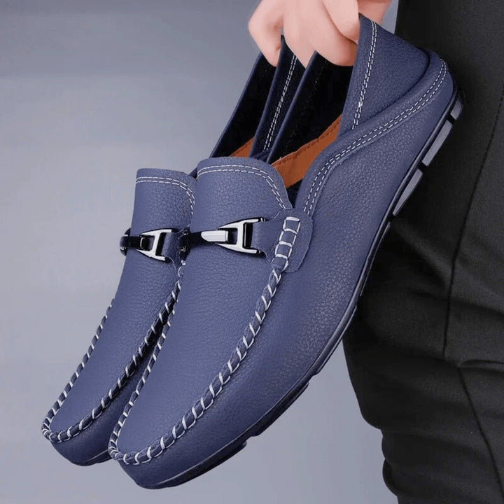 "Mocassins souples en cuir véritable homme, montrant texture douce et design élégant avec semelle antidérapante."