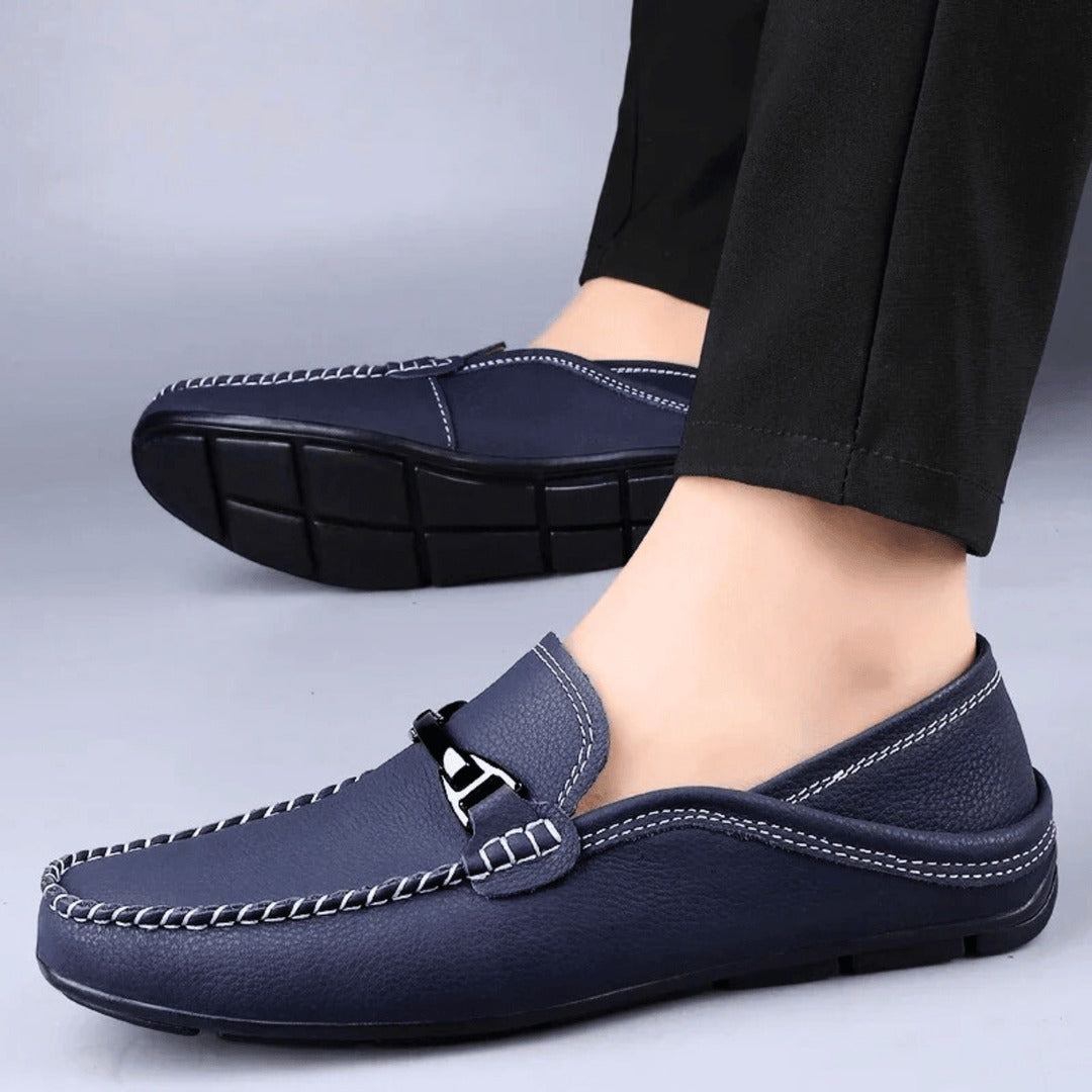 "Mocassins souples en cuir véritable homme, montrant texture douce et design élégant avec semelle antidérapante."