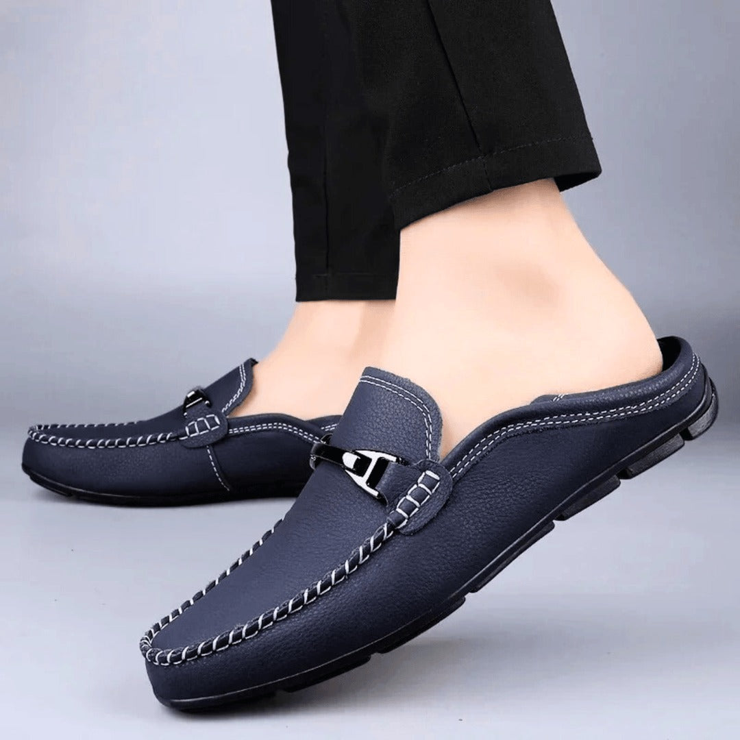 "Mocassins souples en cuir véritable homme, montrant texture douce et design élégant avec semelle antidérapante."