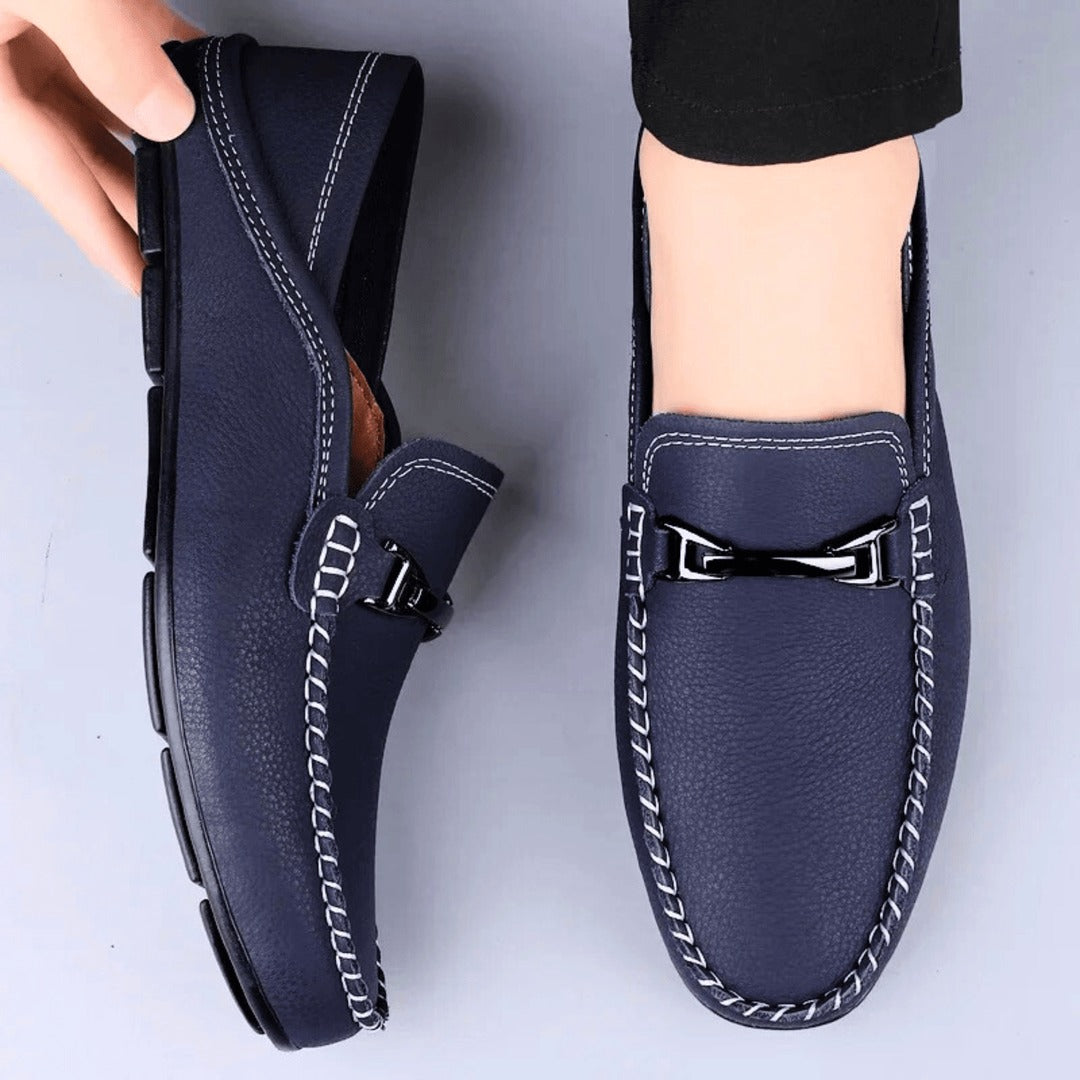 "Mocassins souples en cuir véritable homme, montrant texture douce et design élégant avec semelle antidérapante."