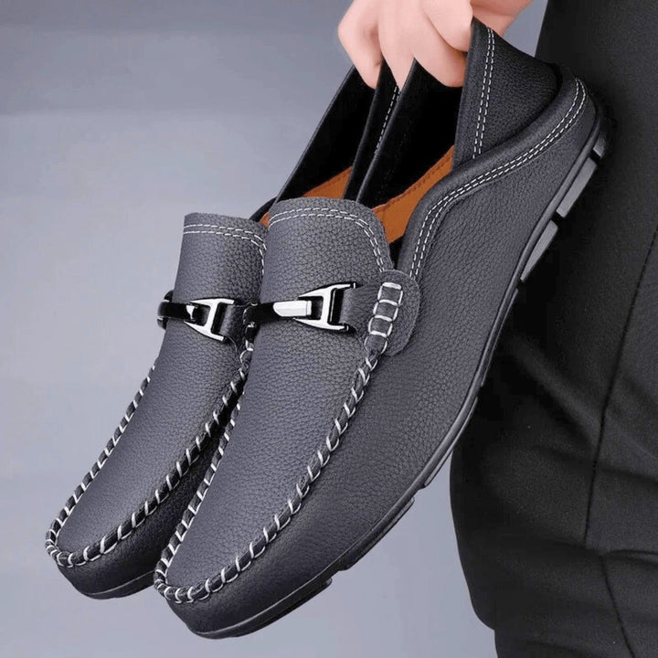 "Mocassins souples en cuir véritable homme, montrant texture douce et design élégant avec semelle antidérapante."