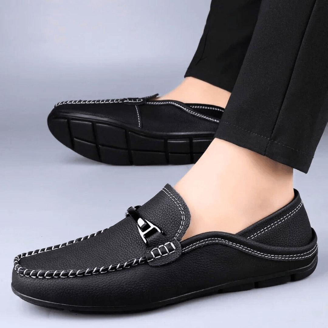 "Mocassins souples en cuir véritable homme, montrant texture douce et design élégant avec semelle antidérapante."