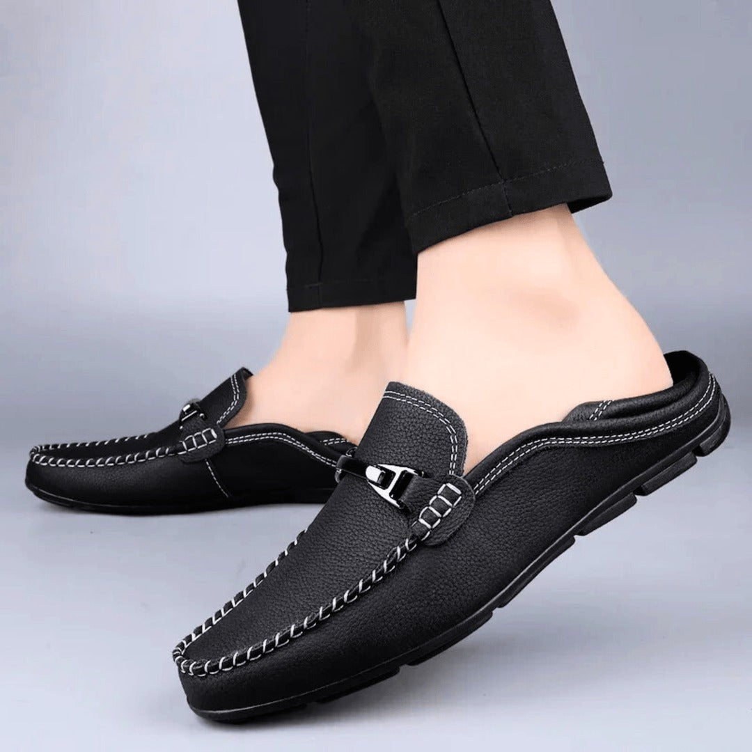 "Mocassins souples en cuir véritable homme, montrant texture douce et design élégant avec semelle antidérapante."