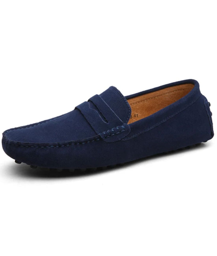 "Mocassins souples en daim bleu marine pour hommes avec semelle plate et coutures apparentes, élégants et confortables."