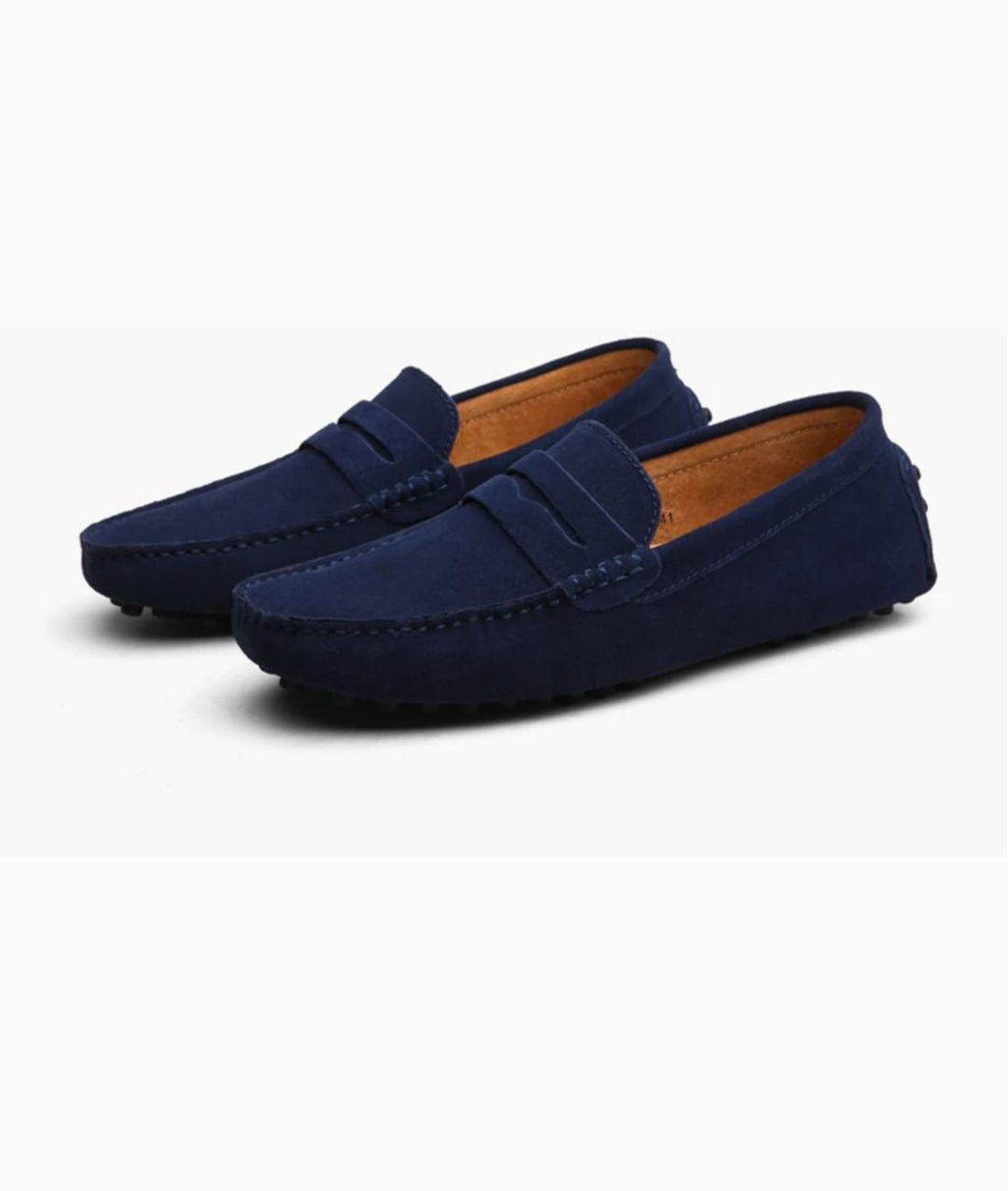 "Mocassins souples en daim bleu marine pour hommes avec semelle plate et coutures apparentes, élégants et confortables."