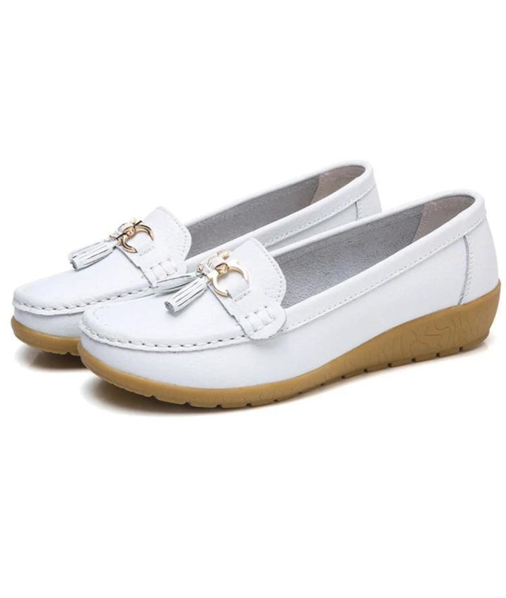 "Mocassins souples femmes, cuir blanc, semelle camel, boucle laiton, élégance et confort pour tenue printanière/été"