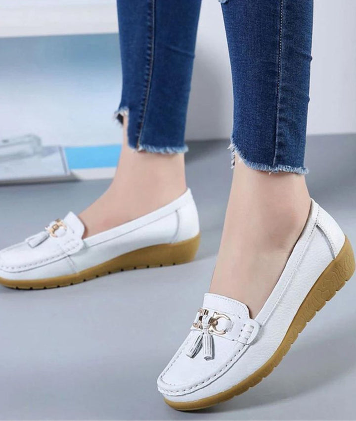 "Mocassins souples femmes, cuir blanc, semelle camel, boucle laiton, élégance et confort pour tenue printanière/été"