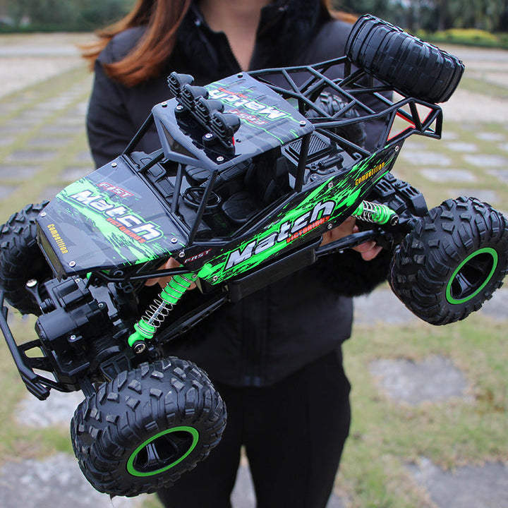 "Monster Truck RC 4x4 rouge sur terrain rocailleux, suspension robuste et pneus antidérapants pour aventures extrêmes."