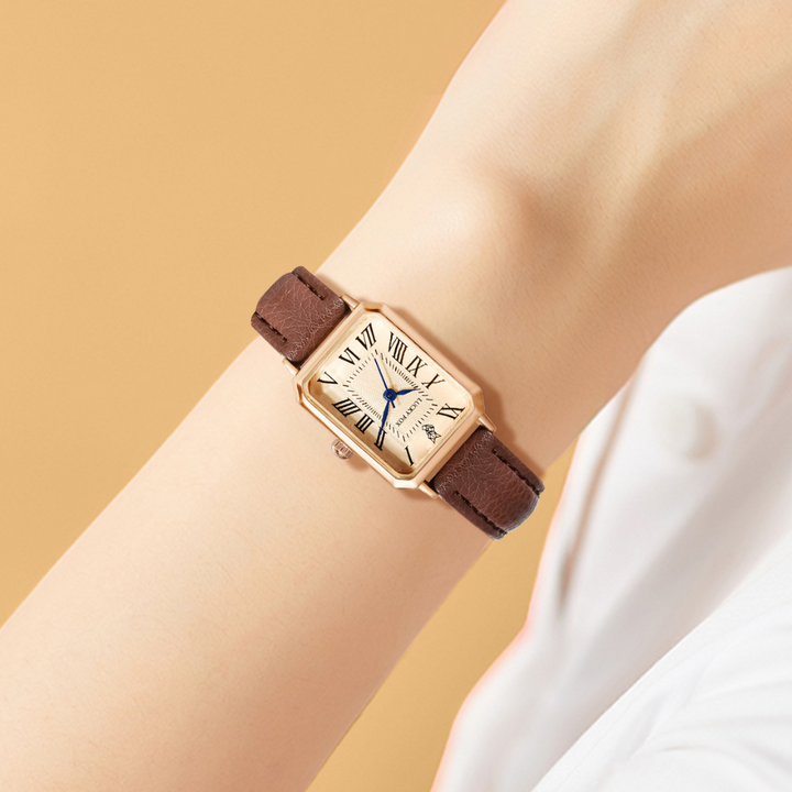 Montre carrée élégante avec boîtier doré et bracelet cuir texturé pour style classique et sophistication féminine.