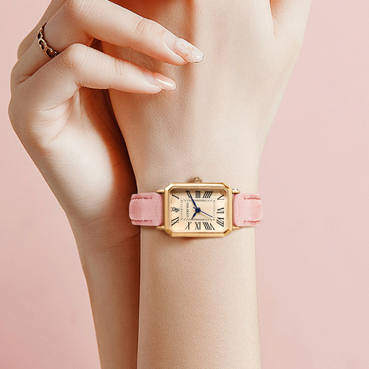 Montre carrée élégante avec boîtier doré et bracelet cuir texturé pour style classique et sophistication féminine.