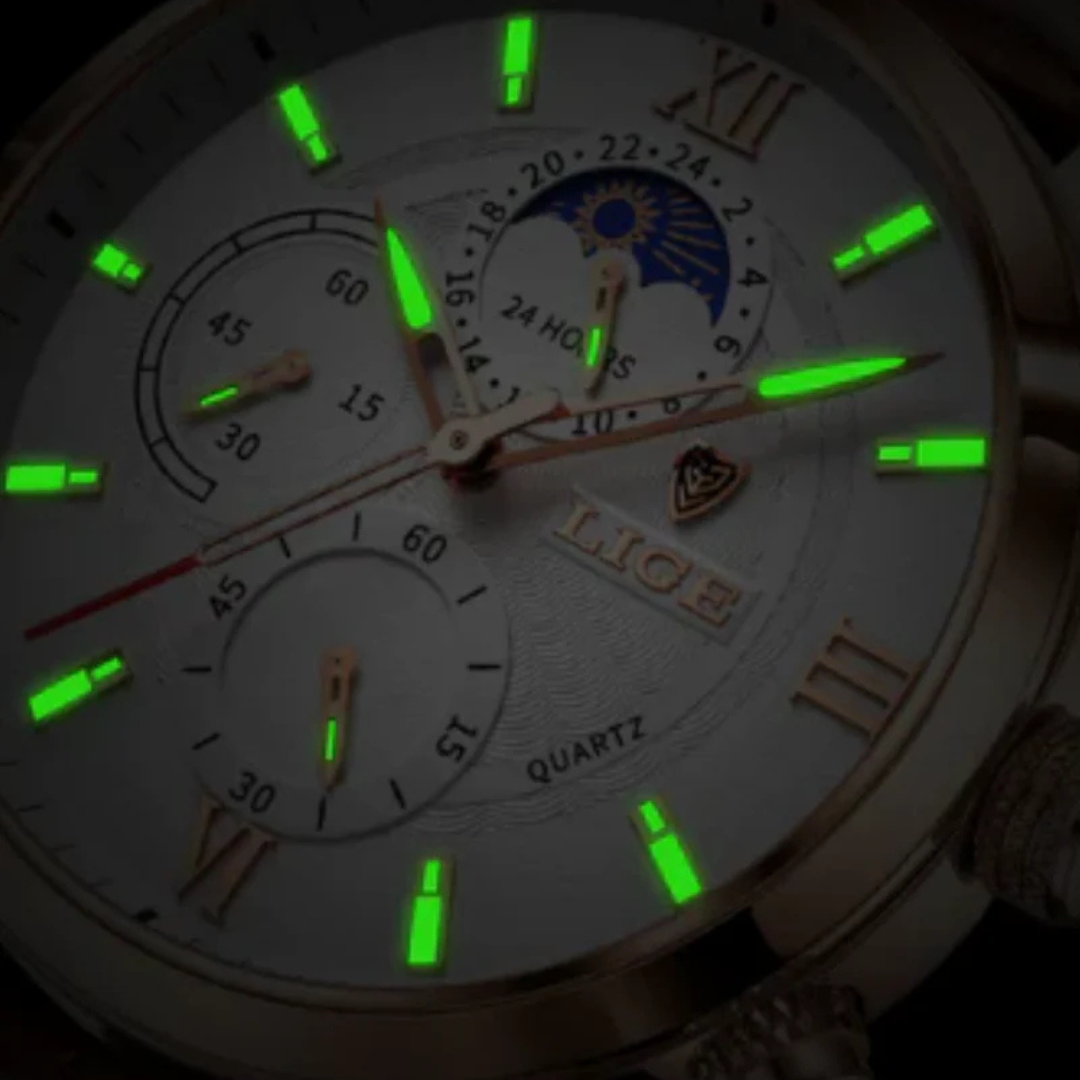 "Montre classique élégante pour homme, boîtier 43mm, bracelet cuir, détails lumineux, design sophistiqué."