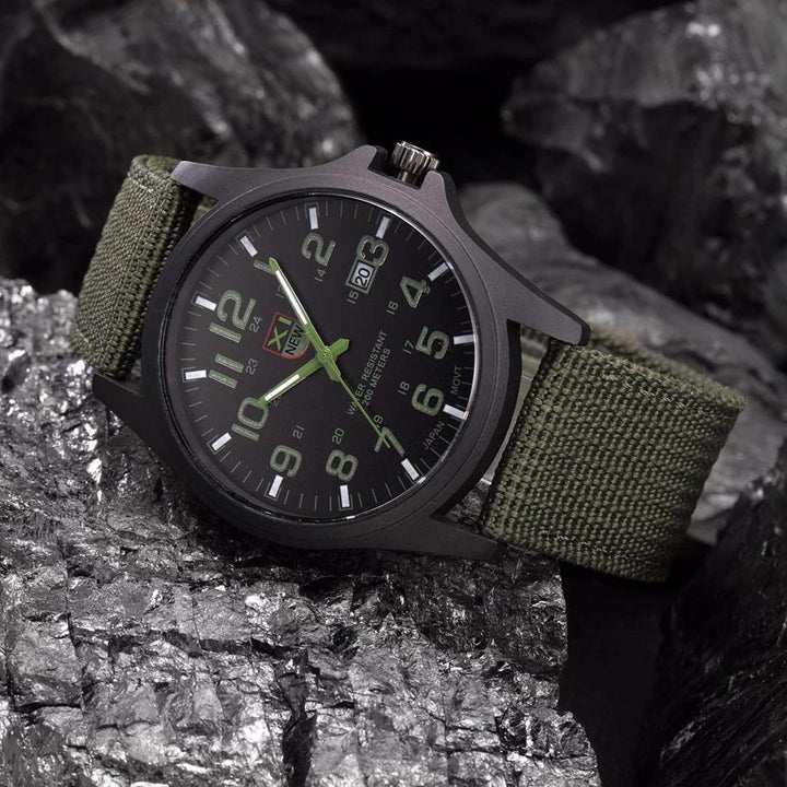 Montre outdoor étanche pour homme, boîtier acier inoxydable, bracelet silicone, idéale randonnée et aventure.