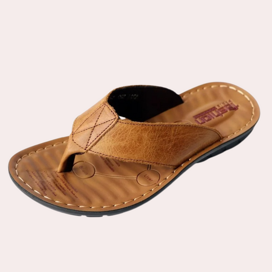 "Mules en cuir élégantes pour hommes, couleur marron clair, style épuré et moderne, confort estival et luxe durable."