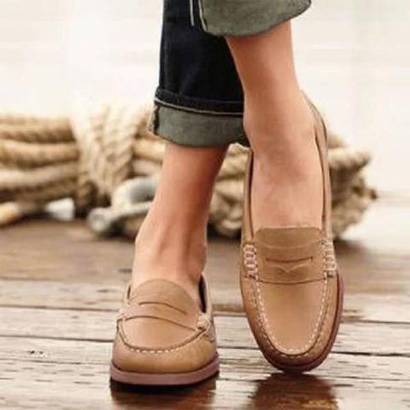 "Mules orthopédiques pour hommes en cuir souple, design slip-on, confort supérieur avec soutien voûte plantaire."