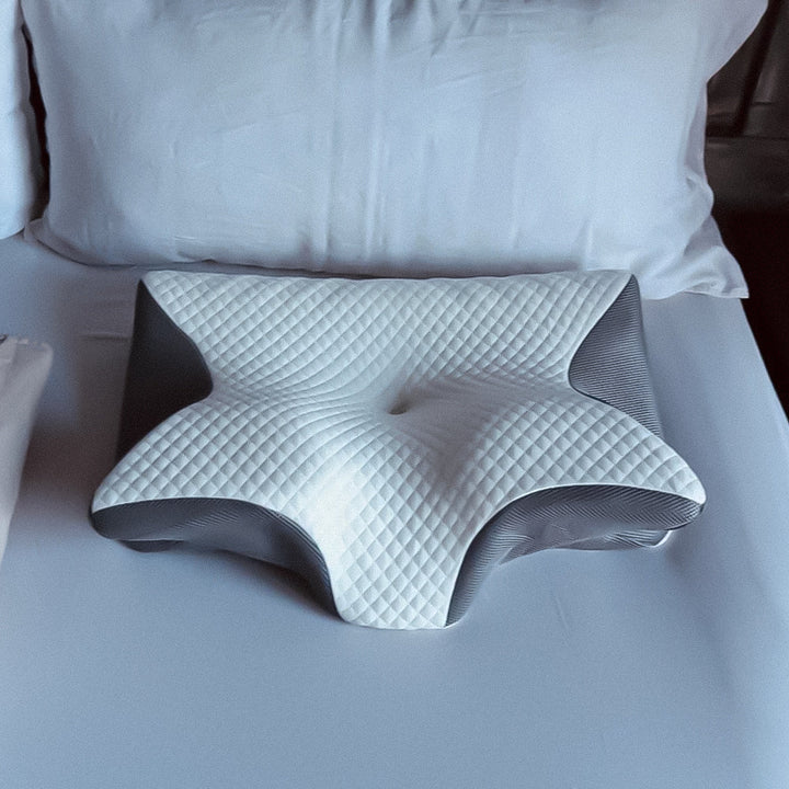 Oreiller orthopédique ergonomique avec mousse mémoire, conçu pour réduire douleurs au cou et dos, housse hypoallergénique.