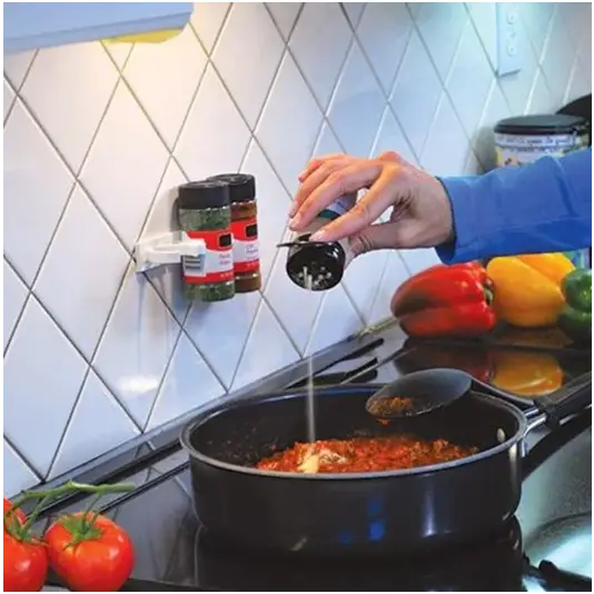 "Organisateur d'épices blanc, clips modulables, design compact pour rangement mural moderne en cuisine."