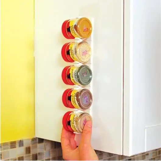 "Organisateur d'épices blanc, clips modulables, design compact pour rangement mural moderne en cuisine."