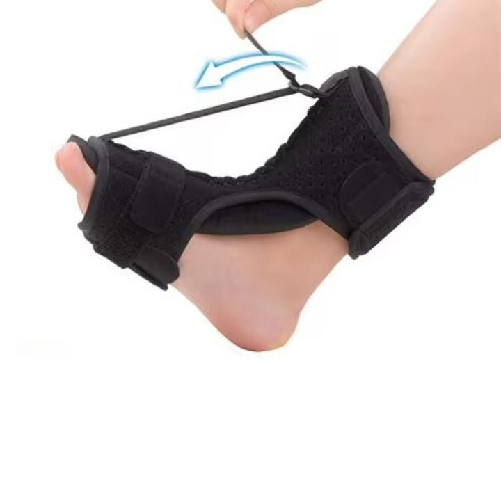 Orthèse de nuit ajustable, soulageant la fasciite plantaire, élégante et discrète, pour un confort nocturne optimal.