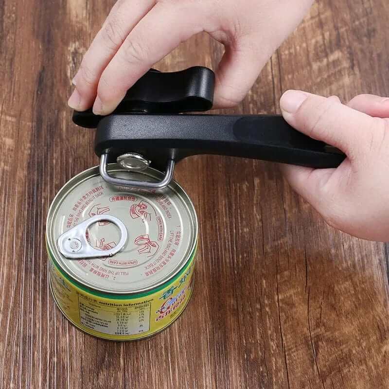 "Ouvre-boîte manuel noir, ergonomique et sécurisé, en acier inoxydable, pour toutes conserves en cuisine moderne."