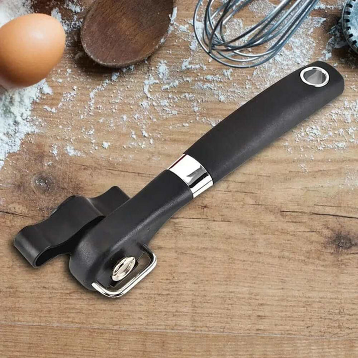 "Ouvre-boîte manuel noir, ergonomique et sécurisé, en acier inoxydable, pour toutes conserves en cuisine moderne."