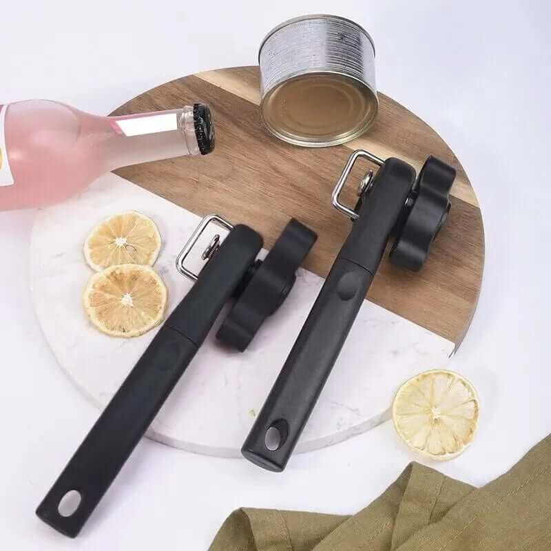 "Ouvre-boîte manuel noir, ergonomique et sécurisé, en acier inoxydable, pour toutes conserves en cuisine moderne."