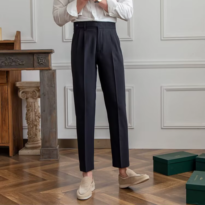 "Pantalon à pinces taille haute, élégant avec plis soignés, idéal pour occasions festives et professionnelles."
